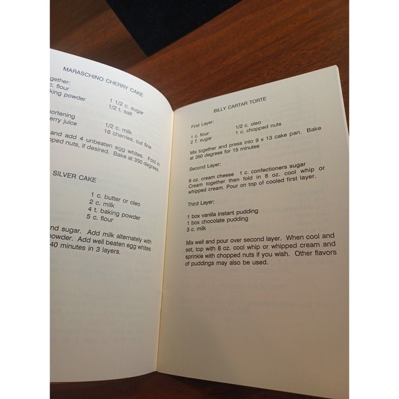 Vintage 1989 The Amish Frau's Cookbook The Amish Peddler - Picture 3 of 6